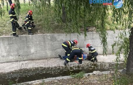 Un bărbat a căzut în Pârâul Dorohoi, în zona centrală. Pompierii au intervenit pentru scoaterea acestuia