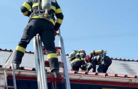 Incendiu produs pe Calea Națională. Mai multe piese folosite pentru sistemele de automatizări de porți și uși au luat foc