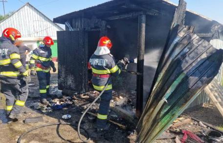 Bucătărie de vară cuprinsă de flăcări la Dumeni