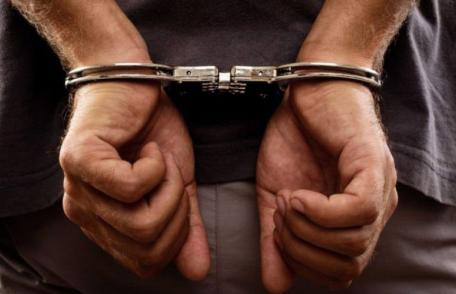 Reținut după ce a fost prins în trafic rupt de beat şi fără permis de conducere
