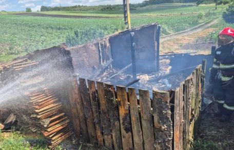 Două incendii izbucnite din cauza neglijenței. Pompierii botoșăneni au intervenit pentru stingere