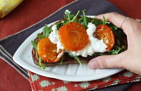 Caise prăjite, rucola și burrata pe pâine prăjită