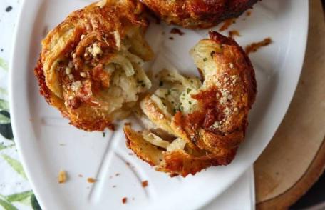 Croissant cu parmezan și mozzarella