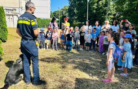„Siguranța nu intră în vacanță!” - Activitate preventivă desfășurată depolițiștii din Dorohoi cu copiii unei grădinițe - FOTO