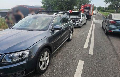 Accident în care au fost implicate trei autoturisme la Saucenița. O femeie a ajuns la spital! - FOTO