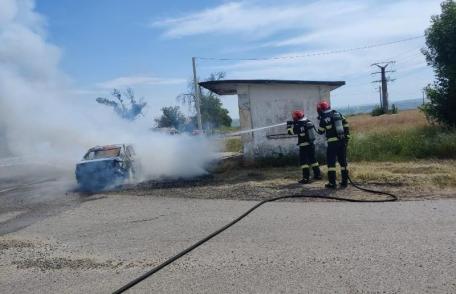 Mașină cuprinsă de flăcări în timp ce se deplasa pe un drum din județ