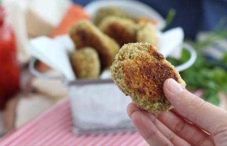 Nuggets de pui cu mazăre și morcov