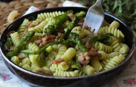 Paste cremoase cu sparanghel și bacon