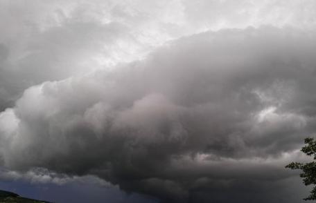 Meteorologii au emis o avertizare COD PORTOCALIU de instabilitate atmosferică