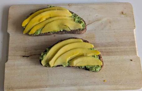 Avocado toast cu mango și lime