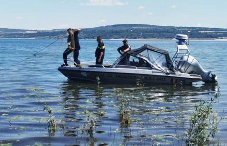 Acțiune comună a polițiștilor de la transporturi și frontieră pe lacul Stânca-Costești