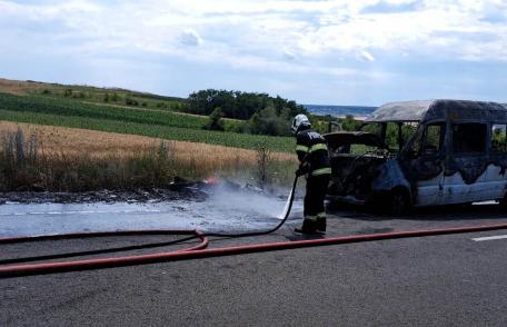 Un microbuz cu opt pasageri a luat foc în mers la ieșirea din localitatea Trușești - FOTO