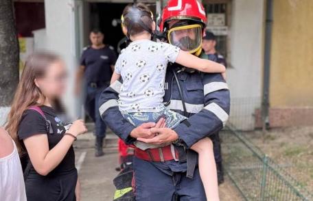 FOC într-o garsonieră dintr-un bloc din municipiul Botoșani. O bătrână de 74 de ani și un minor, evacuați de pompieri - FOTO