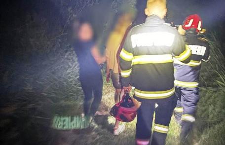 Două tinere, rătăcite în pădurea de la Ipotești, ajutate de pompierii militari să găsească drumul spre casă 