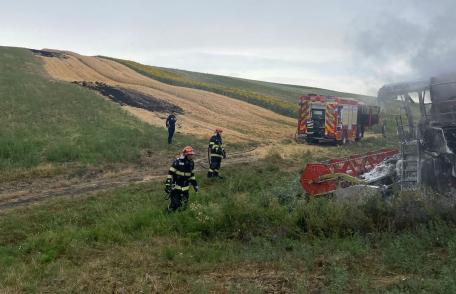 Combină cuprinsă de flăcări în timpul treieratului - FOTO