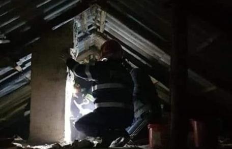 Mai bine de trei ore s-au luptat pompierii cu focul izbucnit la acoperișul unei locuințe