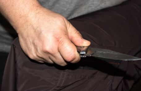 Bărbat reținut pentru 24 de ore. Acesta a fost depistat de polițiști în timp ce amenința cu o armă albă un alt bărbat, ca urmare a unui conflict dintr