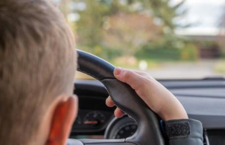 Un adolescent de 18 ani a furat mașina părinților și a plecat la plimbare, deși nu avea permis de conducere