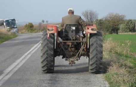 Reținut după ce a fost depistat în timp ce conducea un tractor în stare de ebrietate și cu permisul anulat de trei ani