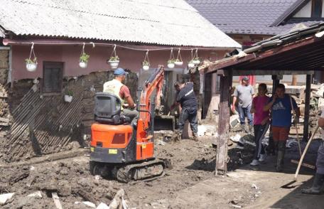 Măsuri de siguranță pentru voluntarii care intervin în zonele afectate de inundații - FOTO