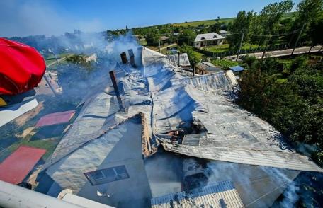 Incendiu de proporții în această dimineață! Acoperișul unui bloc a fost cuprins de flăcări - FOTO
