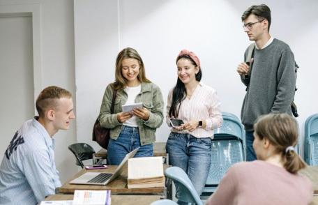 Guvernul nu mai plătește burse pentru studenți în timpul vacanțelor și le taie complet pentru cei la taxă
