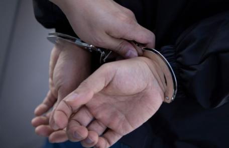 Polițiștii l-au arestat pe bărbatul care s-a urcat la volan beat și fără permis apoi a produs un accident