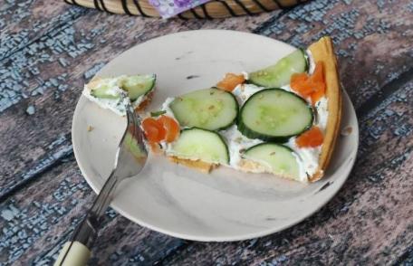 Tartă de vară cu somon afumat, castraveți și ricotta
