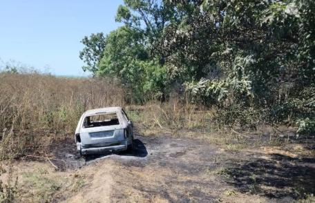 Un autoturism a luat foc după ce vegetația uscată din apropiere s-a aprins de la toba de eșapament 