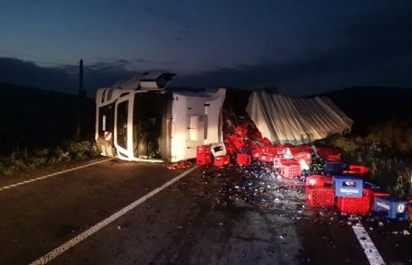 E 58 blocat în zona localității Copălău. Un tir care transporta 24 de tone de bere s-a răsturnat 