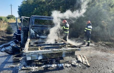 Autoutilitară cuprinsă de flăcări în timp ce se deplasa pe un drum din județ