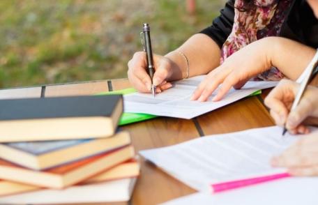 Profesorii, obligați să facă meditații gratuite cu elevii. Decizia Ministerului Educației