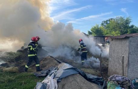 Jocul copiilor cu focul poate genera o tragedie! Incendiu izbucnit la un depozit de furaje
