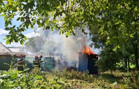 Anexă distrusă de flăcări după ce proprietara a încercat să igienizeze adăpostul pentru păsări cu ajutorul unei făclii - FOTO