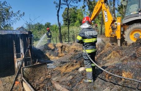 Depozit cuprins de flăcări la Plopenii Mari. Incendiul a fost lichidat de pompieri