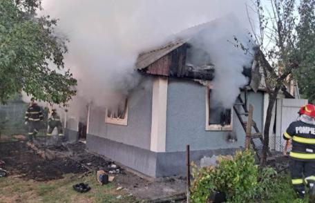 O butelie a EXPLODAT într-o casă din Albești. Un bărbat are arsuri pe mâini și picioare