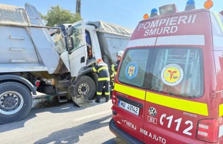Accident grav între două autocamioane. Un bărbat, în vârstă de 50 ani, a ajuns la spital -FOTO