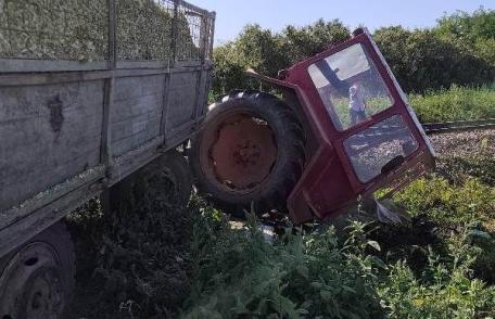 Persoană rănită la Cervicești Deal în urma impactului dintre un tren și un tractor