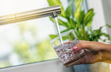 Indicii că nu consumi cantitatea adecvată de apă
