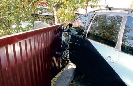 Dosar penal pentru un bărbat fără permis care a intrat cu mașina într-un gard