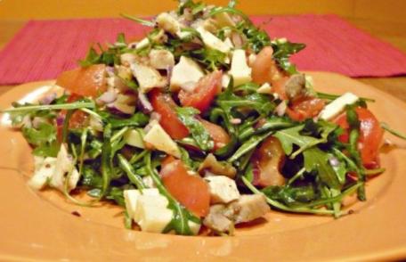 Salată de pui cu rucola, iaurt și usturoi