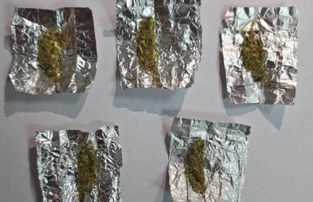 Trei botoșăneni descoperiți de jandarmi cu droguri asupra lor