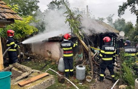 O bătrână a ajuns la spital cu arsuri după ce anexa în care locuia a fost cuprinsă de un incendiu 