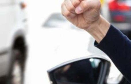 Patru persoane au fost reținute pentru că s-au agresat reciproc în urma unei șicanări în trafic