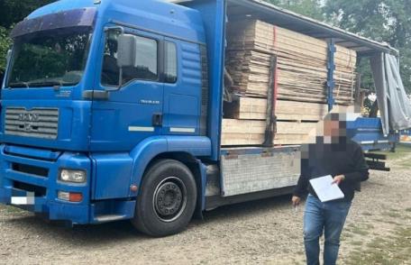 16 metri cubi de material lemnos confiscat de polițiști, autoutilitară indisponibilizată