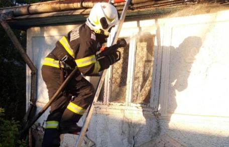 Casa unui botoșănean în pericol după ce a izbucnit un incendiu la acoperiș