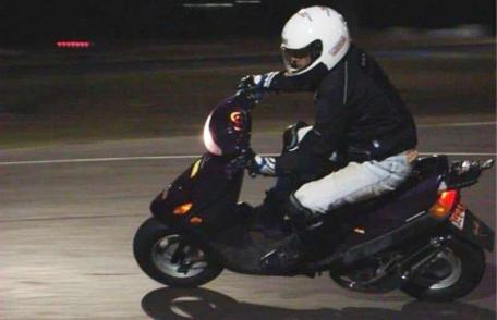 Depistat la volanul unui moped, deși nu poseda permis de conducere