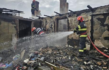 Bătrână găsită carbonizată după ce casa i-a fost cuprinsă de flăcări. Soțul a fost transportat la spital