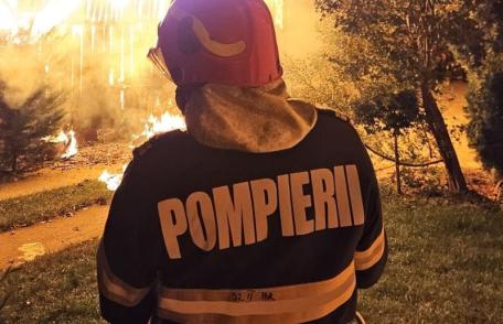 Casă în pericol din cauza unui incendiu izbucnit în interiorul unei anexe