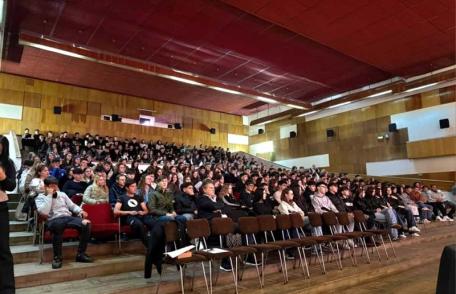 Peste 300 de elevi au participat la un eveniment organizat de către polițiștii de siguranță școlară de Ziua Internațională a Non Violenței 